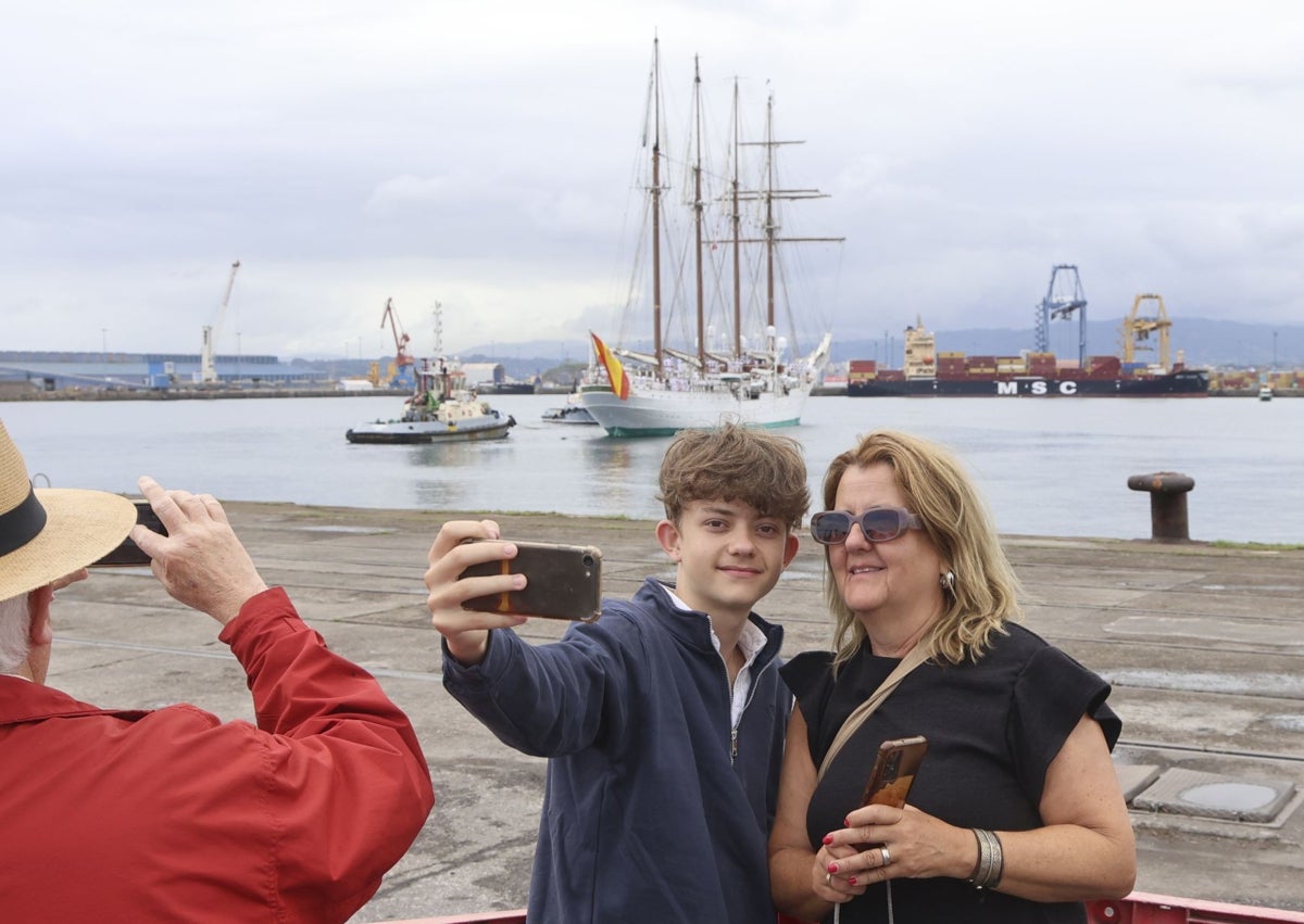Imagen secundaria 1 - Gijón despide al 'Juan Sebastián de Elcano' y a la Princesa Leonor
