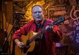 El músico norteamericano afincado en Asturias Michael Lee Wolfe, en una de sus múltiples actuaciones.