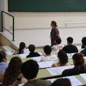 Los estudiantes escuchan las instrucciones antes de iniciar el examen.