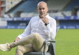 Pedro Arboleya, en el césped del estadio Suárez Puerta.