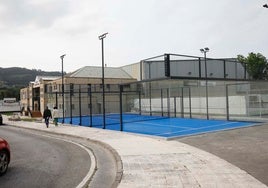 La nueva pista de pádel municipal, junto al polideportivo Manuel Busto, en Villaviciosa.