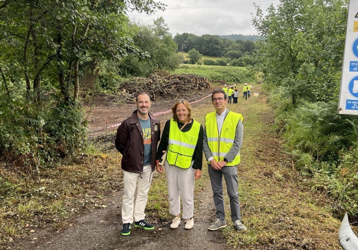 El alcalde de Siero, Ángel García, junto a Bárbara Donapetri, presidenta de CHC, y Alejandro Barriuso, Comisario de Aguas, en la zona donde se realizan los trabajos de limpieza del río Nora.