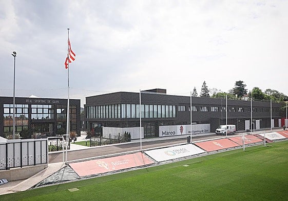Las instalaciones de Mareo, con el campo número 2, el habitual del primero equipo del Sporting de Gijón, en primer término.