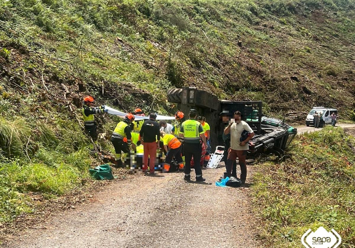 Un hombre de 45 años resulta herido grave tras volcar un autocargador en Valdés