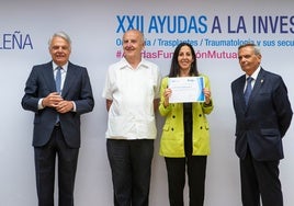 Beatriz Caballero recoge su ayuda junto a Ignacio Garralda, presidente del Grupo Mutua y su fundación; el doctor José Manuel Ribera, académico de número de Geriatría y Gerontología de la RANME y el doctor Rafael Matesanz, presidente del Comité Científico de la Fundación Mutua.