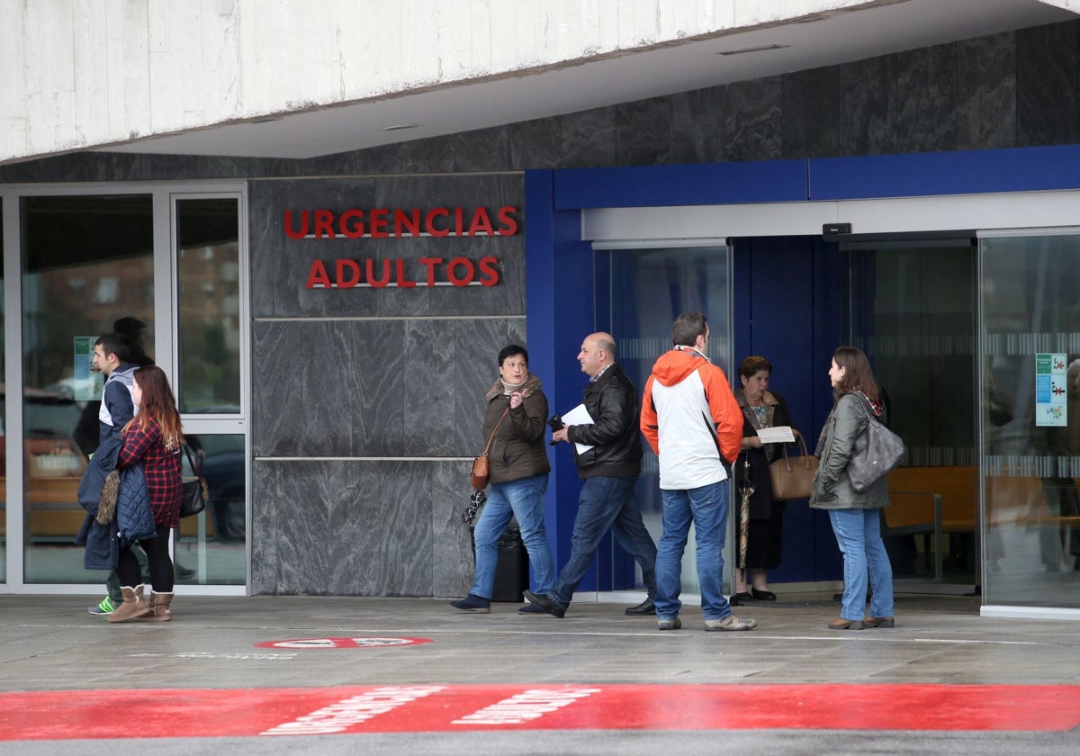 Entrada al servicio de Urgencias del HUCA.