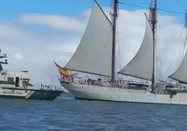 Gijón despide al 'Juan Sebastián de Elcano' y a la 'Blas de Lezo'