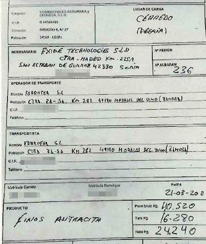 Imagen secundaria 2 - Imágenes de acopios de carbón en Cerredo, en zonas de exterior, fotografiados por el Principado en 2021 y un albarán de Combayl de marzo de 2022, dando salida de 24.240 kilos de finos de antracitas, dos meses antes de solicitar la licencia de actividad.