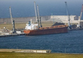 Un barco, en el muelle de la ampliación de El Musel.