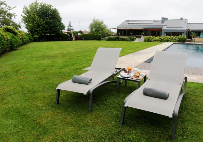 Tumbona reservada y aperitivo junto a la piscina.