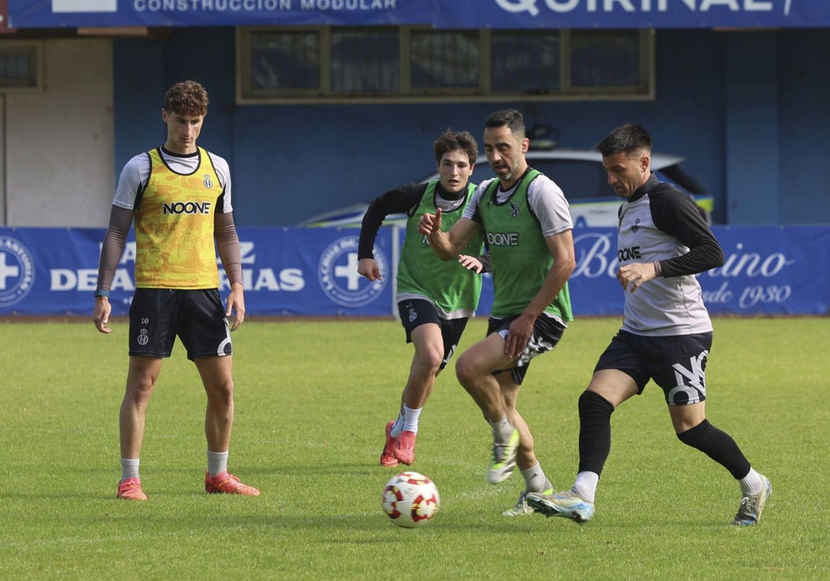 Entrenamiento del Real Avilés en el estadio Román Suárez Puerta la pasada temporada.