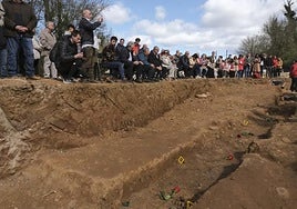 Homenaje organizado por la Asociación para la Recuperación de la Memoria Histórica (ARMH) junto a una fosa de Valdés tras la exhumación de varios cuerpos.