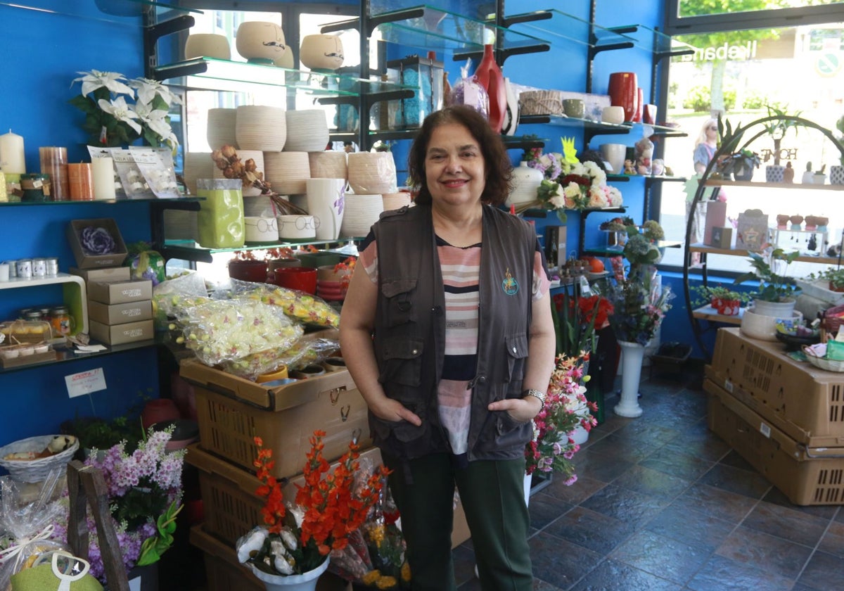 Mercedes Pérez en su floristería, Ikebana, en la calle Valdés Pumarino de Candás