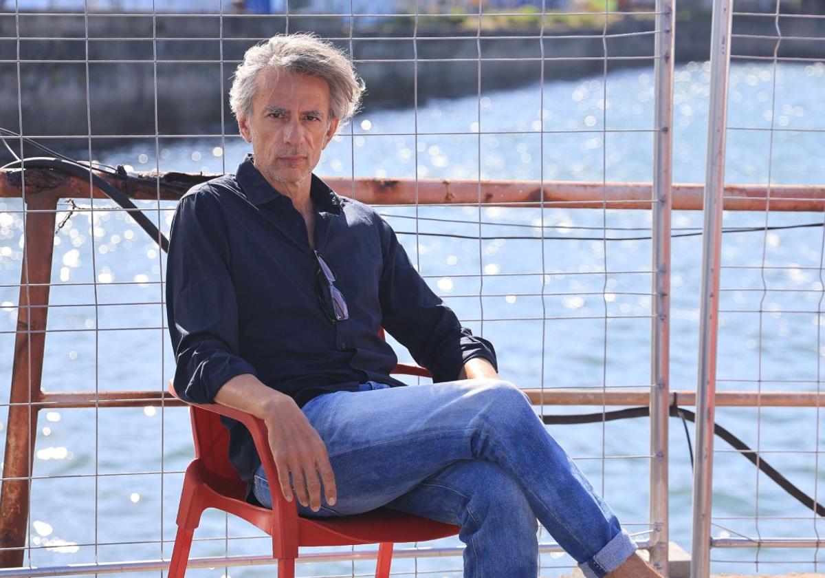 El narrador y periodista Juan Tallón en el recinto de la Semana Negra de Gijón.