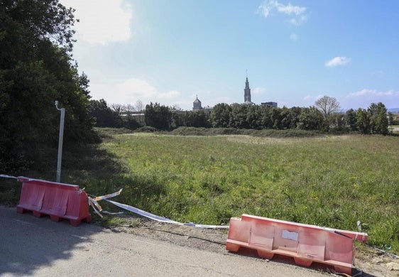 Los terrenos en los que se ubicará el nuevo aparcamiento provisional del Hospital de Cabueñes.