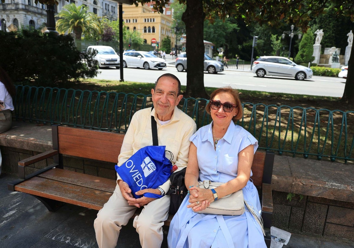 Imagen principal - José Antonio Heríquez y Carmen Viera disfrutando de la mañana de verano a la sombra; Manuel Granado no perdona un helado en el puesto de Pilar González en el Campo; y Gerardo Zapico recorre Asturias huyendo del calor.