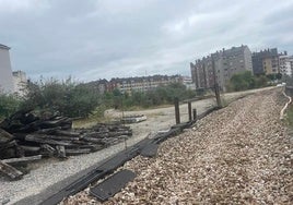 Restos de maderas, vías y balastro que deben ser retirados por Adif.