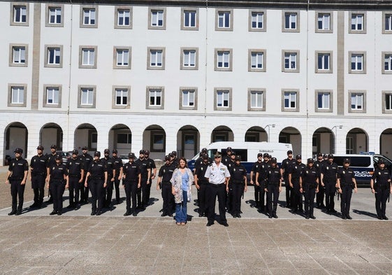 La delegada del Gobierno, Adriana Lastra, en el centro, junto al jefe superior de la Policía Nacional, Jorge Moreno Amatriaín durante el acto de bienvenida a 31 agentes en prácticas en las dependencias del cuartel de Buenavista, en Oviedo.