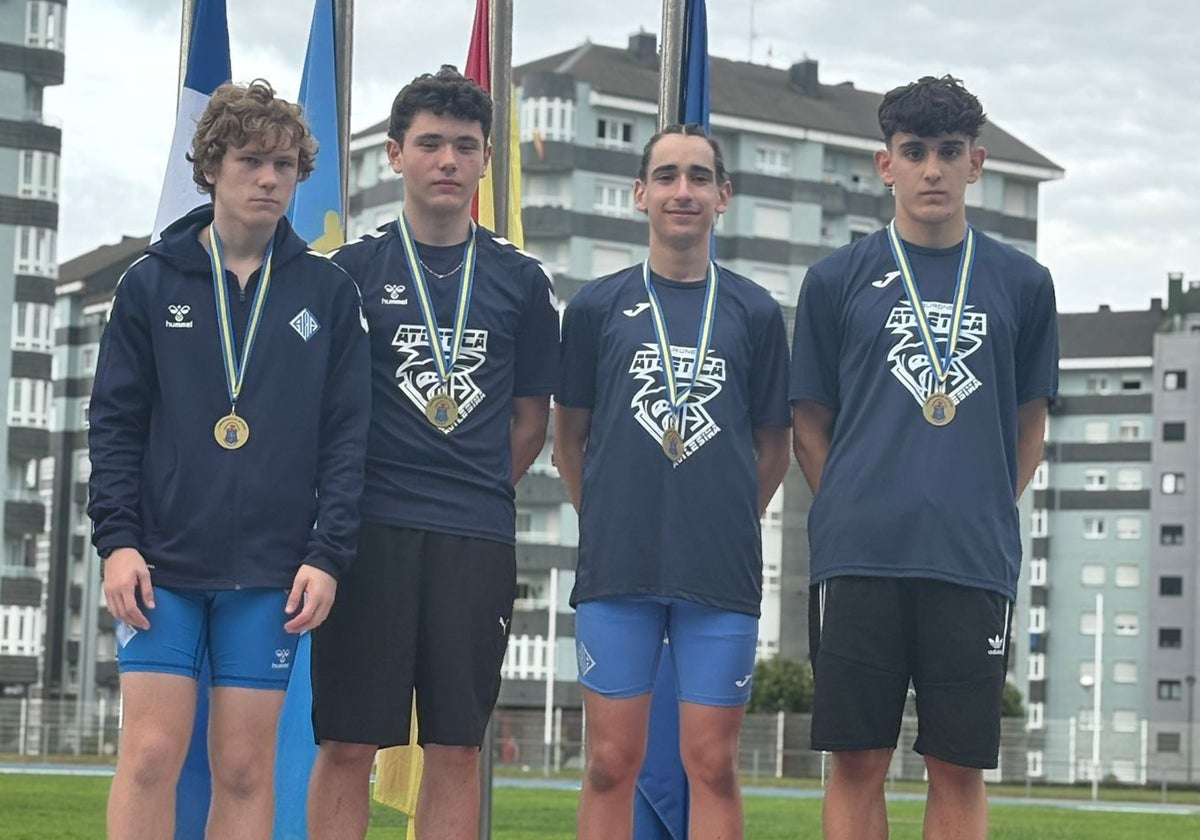 Atletas del relevo 4x100 de la Atlética, en lo más alto del podio.