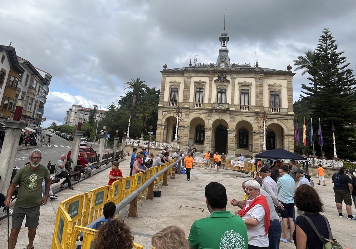 Bolera instalada en la plaza del Ayuntamiento de Villaviciosa.