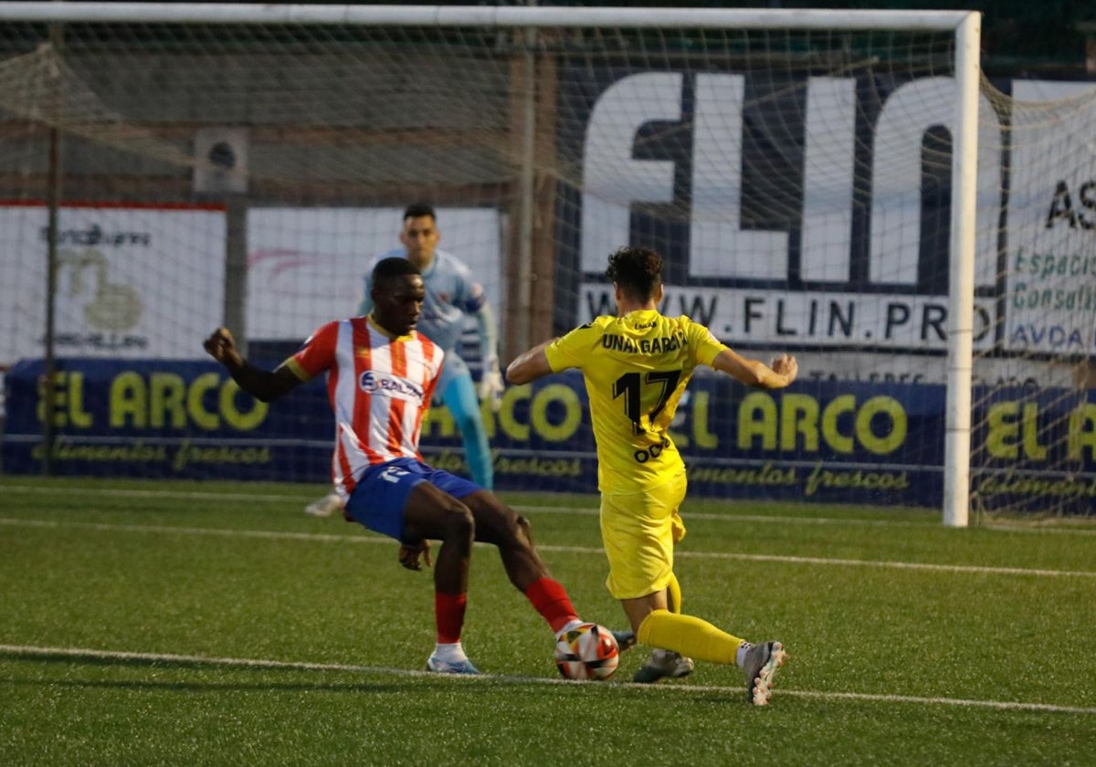 Eze trata de frenar a Unai, en un partido entre L'Entregu y el Logroñés en octubre de 2023.