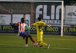 Eze trata de frenar a Unai, en un partido entre L'Entregu y el Logroñés en octubre de 2023.