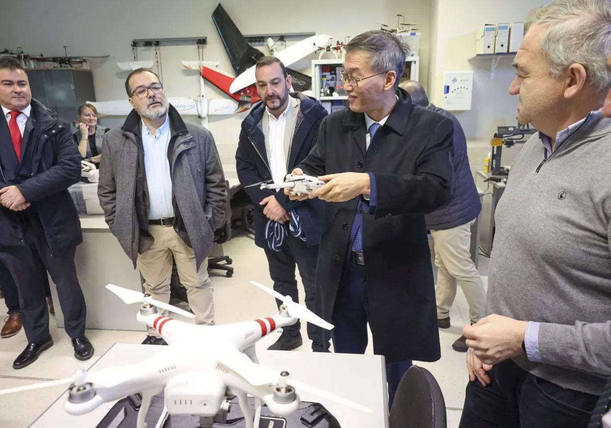 El alcalde de Langreo, Roberto Marcos García, el de Mieres, Manuel Ángel Álvarez, y el embajador chino, Yao Jing, en el campus universitario de Mieres, el pasado diciembre