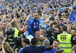 Santi Cazorla, a hombros en el Carlos Tartiere tras el ascenso del Oviedo a Primera.