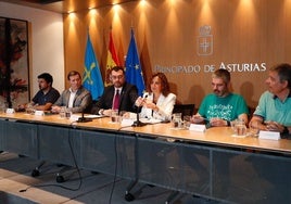 El presidente, Eva Ledo y los sindicatos el día de la firma del pacto Asturias Educa.