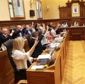 Momento de la votación en la que se aprueba la reprobación de Nieves Roqueñí como presidenta del Puerto por el Pleno del Ayuntamiento de Gijón.