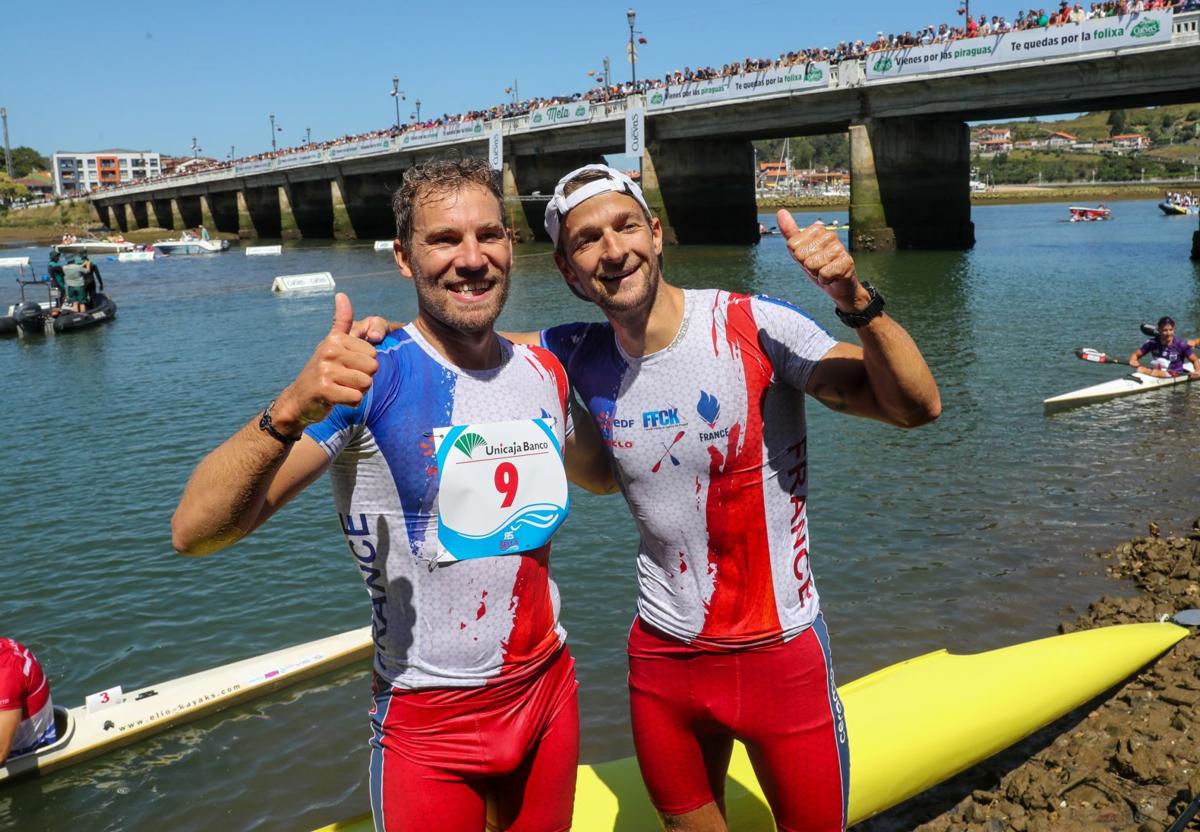 Quentin Urban y Jeremy Candy, tras ganar el Decenso Internacional del Sella el pasado año.