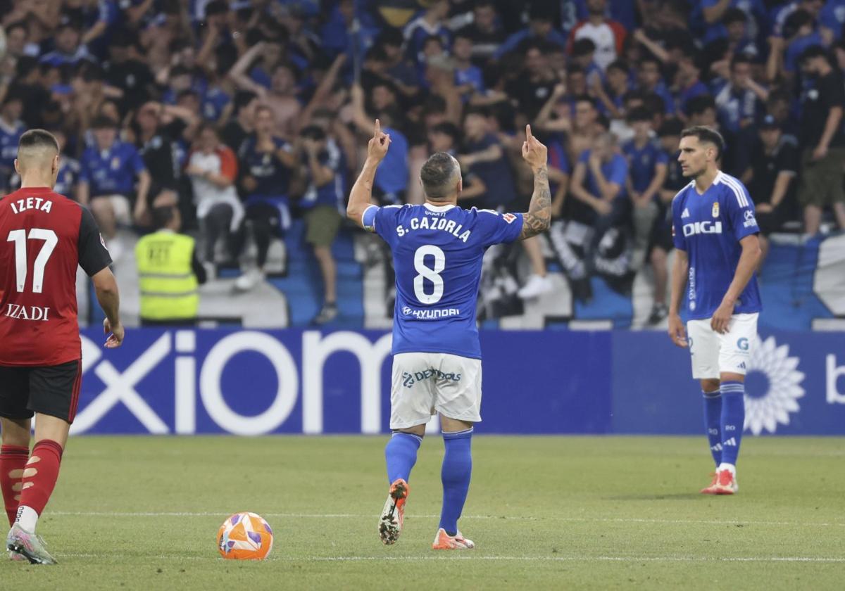 Santi Cazorla señala al cielo después de marcar el gol del empate en el encuentro entre Real Oviedo y Mirandés en el que el equipo ovetense logró el ascenso a Primera División