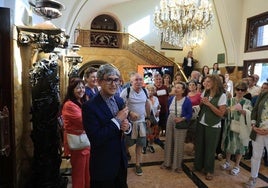En primer plano, el personaje Rodrigo, junto con el público que acudió a la primera visita teatralizada.