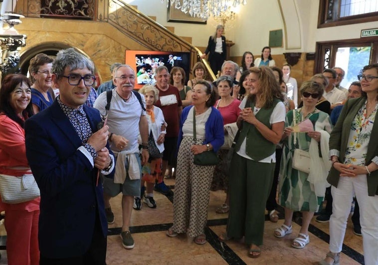En primer plano, el personaje Rodrigo, junto con el público que acudió a la primera visita teatralizada.