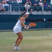 Eugenia Zozaya, al resto, durante el partido de este miércoles en Wimbledon.