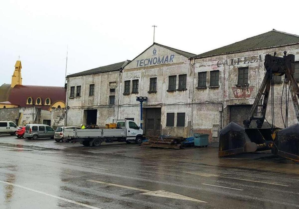 La nave de Tecnomar en los muelles de la margen izquierda de la ría.