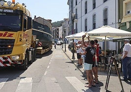 Vecinos celebrando la llegada de 'El Vaporín'.