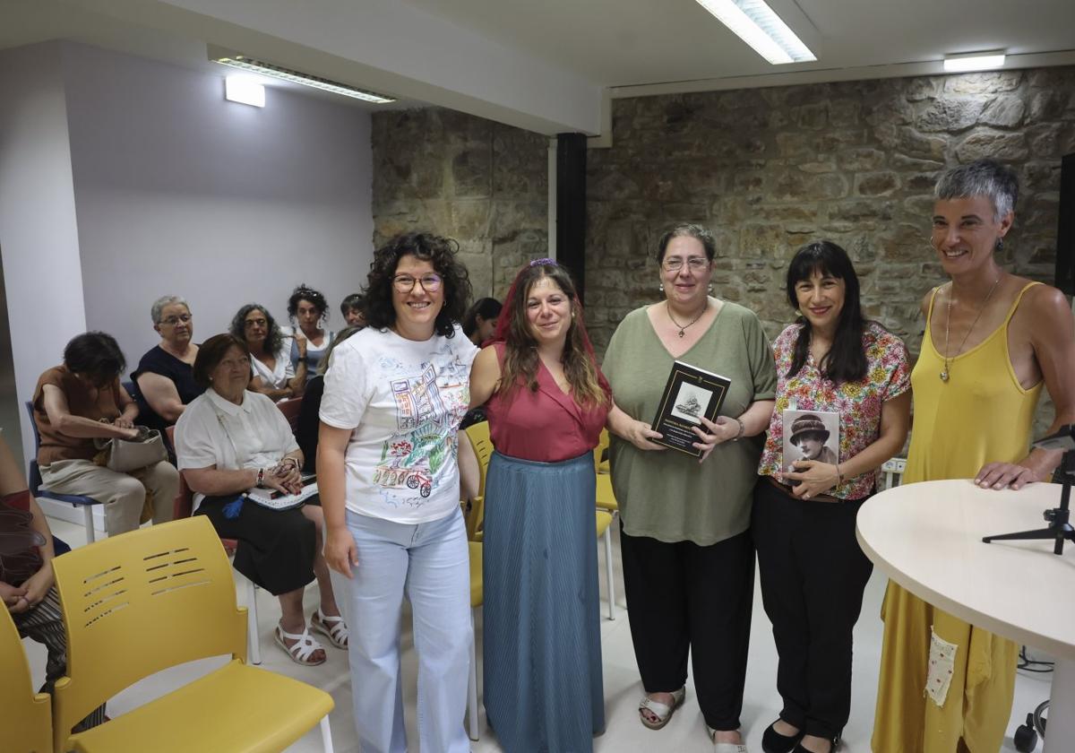 La concejala de Igualdad, Lucía Ron, junto a las autoras de los libros (Mercedes Rojo y Rebeca Fernández) y Alba Gil y María Silva, que hicieron la aportación musical al acto.
