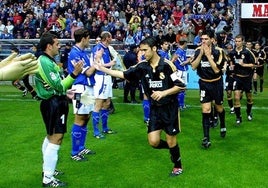 Los jugadores del Oviedo hacen el pasillo de honor al Madrid por su título liguero en 2001.
