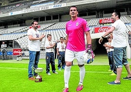 El meta Esteban, en su presentación como nuevo jugador azul en el Tartiere en 2014.