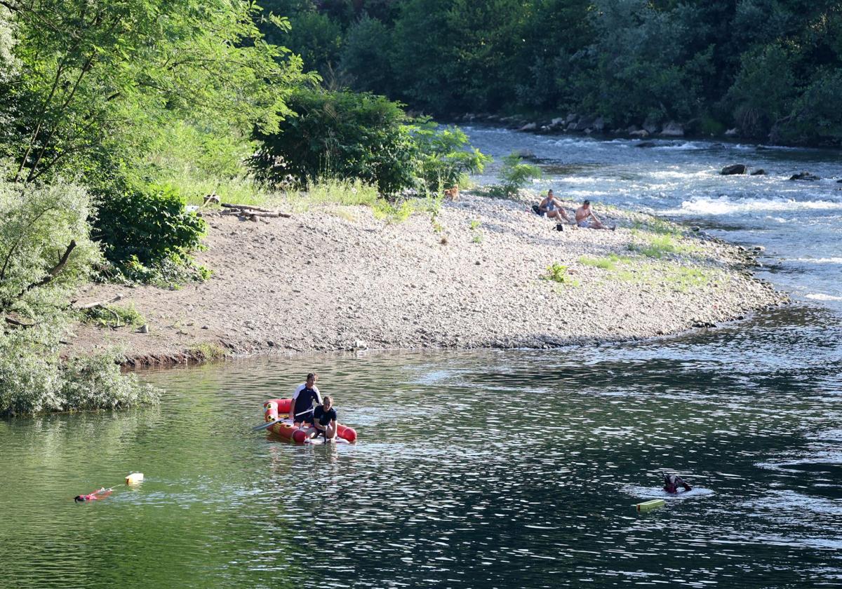 Operativo de búsqueda del joven fallecido ayer en una peligrosa zona del río Nalón.