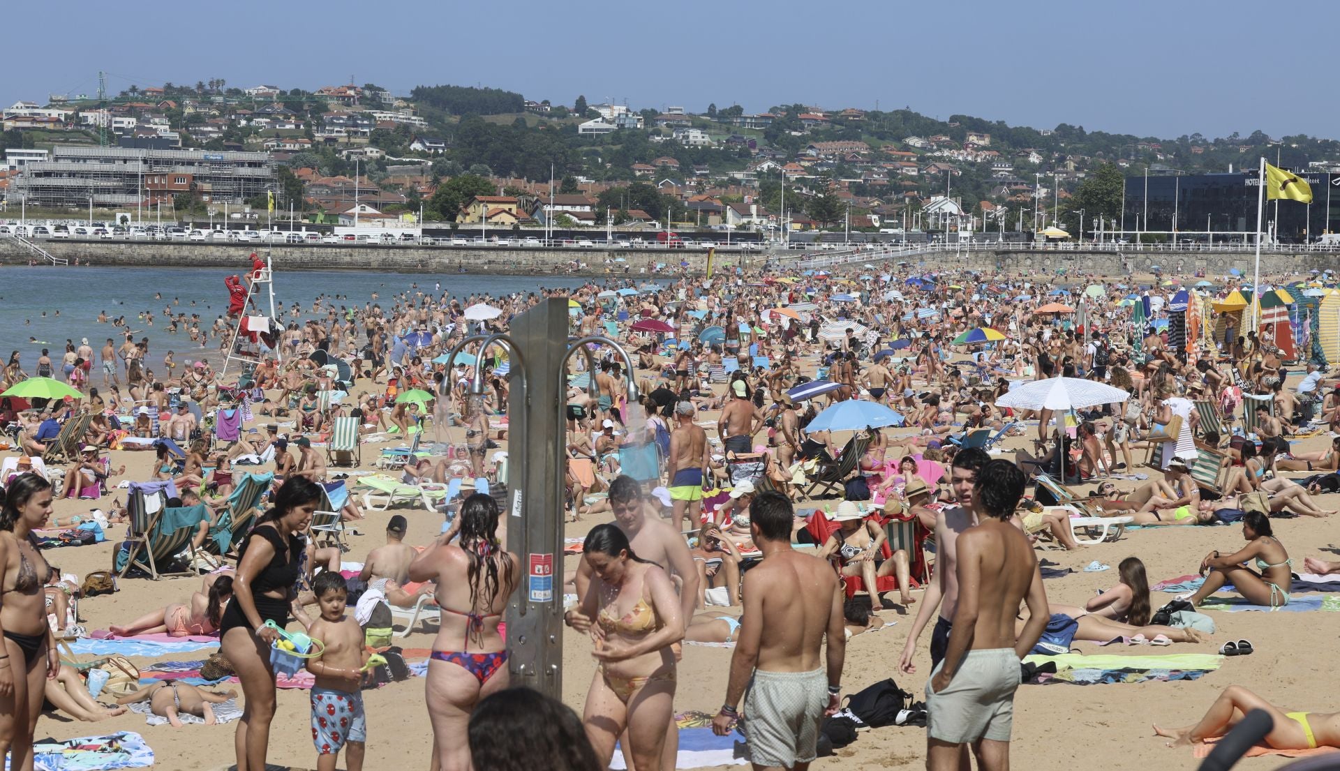 Día de sol, playa y calor en Gijón