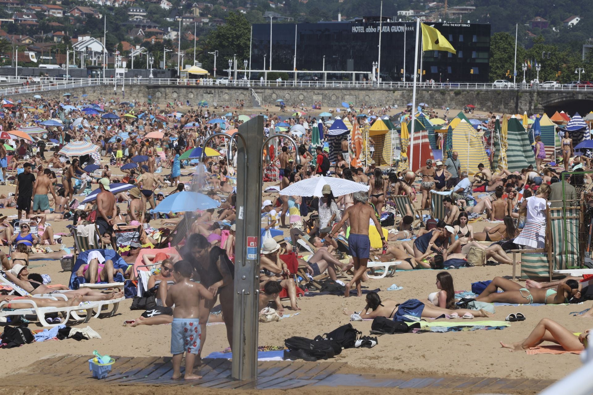 Día de sol, playa y calor en Gijón