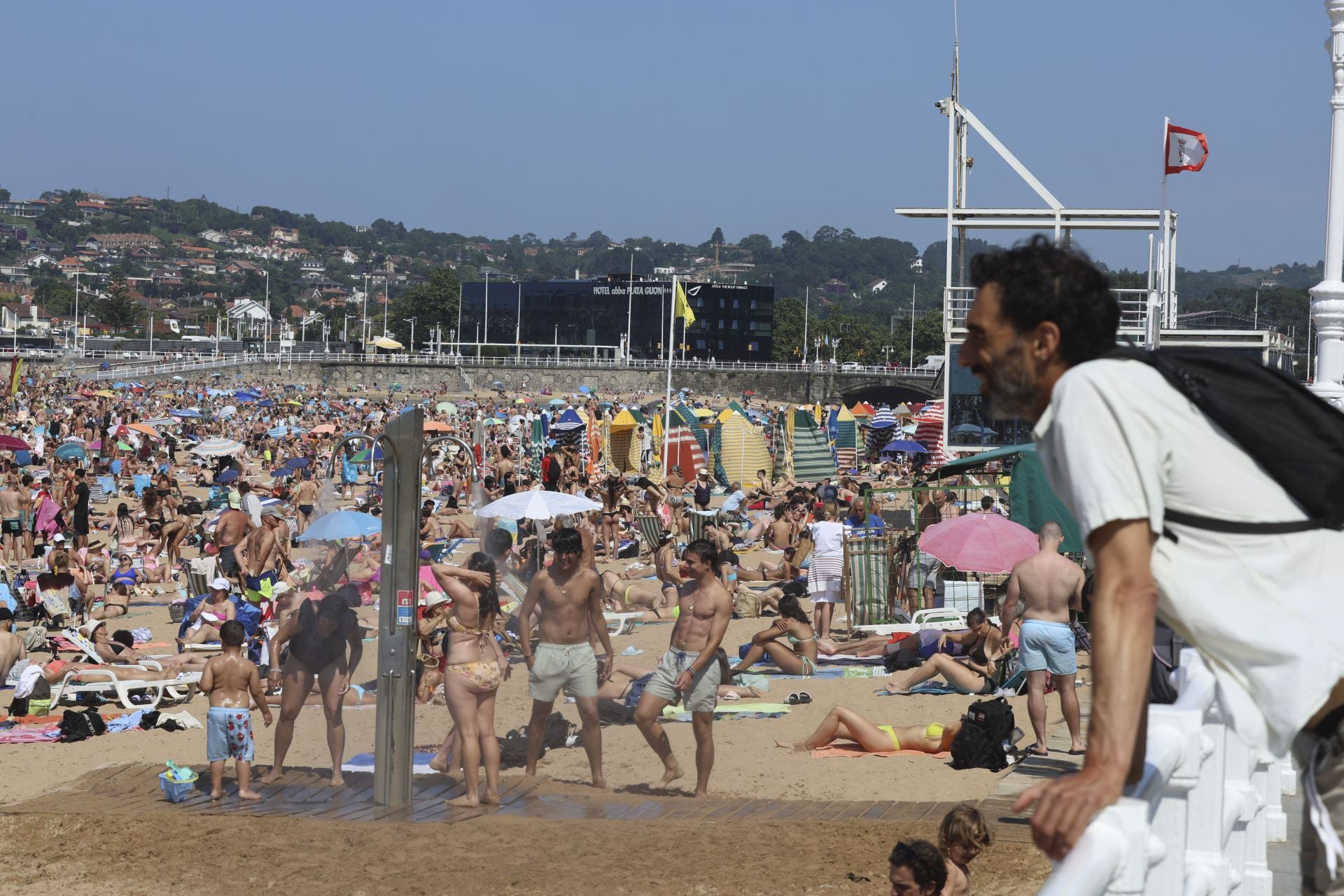 Día de sol, playa y calor en Gijón