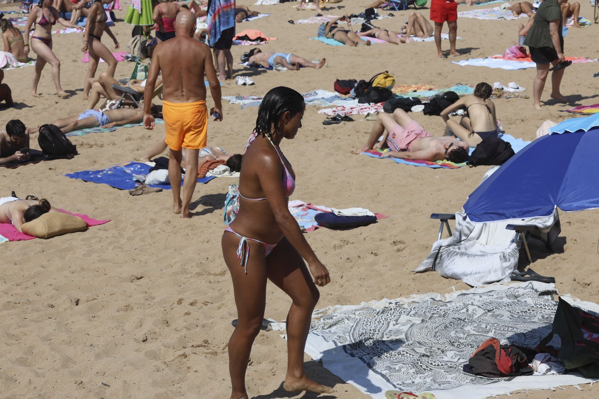 Día de sol, playa y calor en Gijón