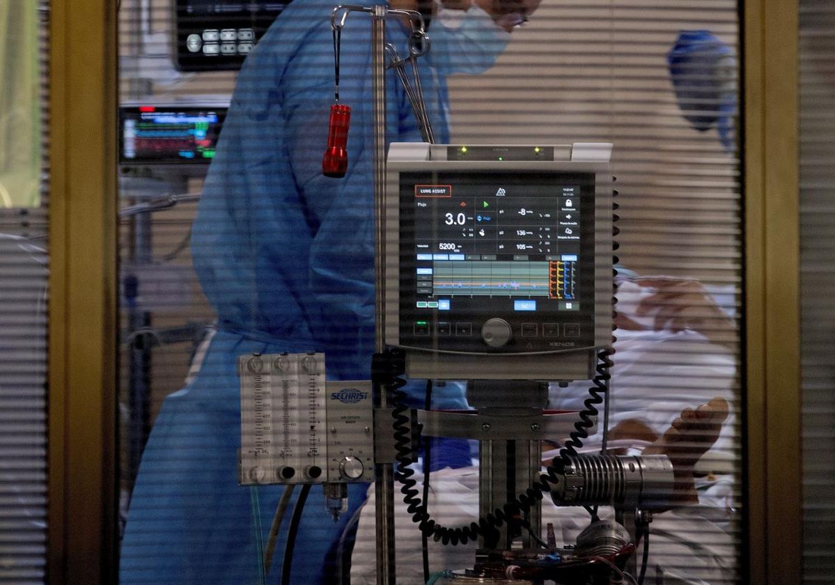 Un profesional sanitario del Hospital Vall d'Hebron de Barcelona.