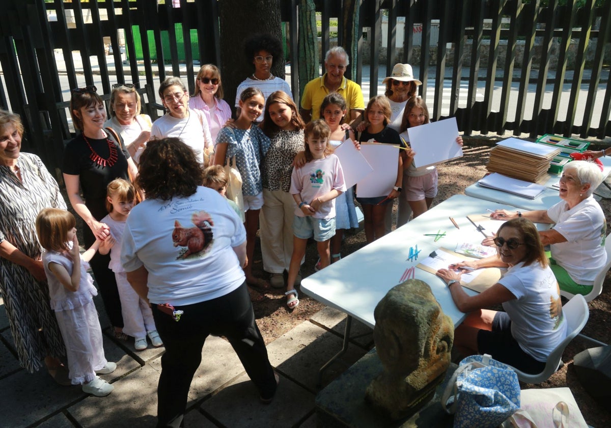 Imagen principal - El certamen de pintura vecinal de Somió reunió a 75 niños en el museo Evaristo Valle