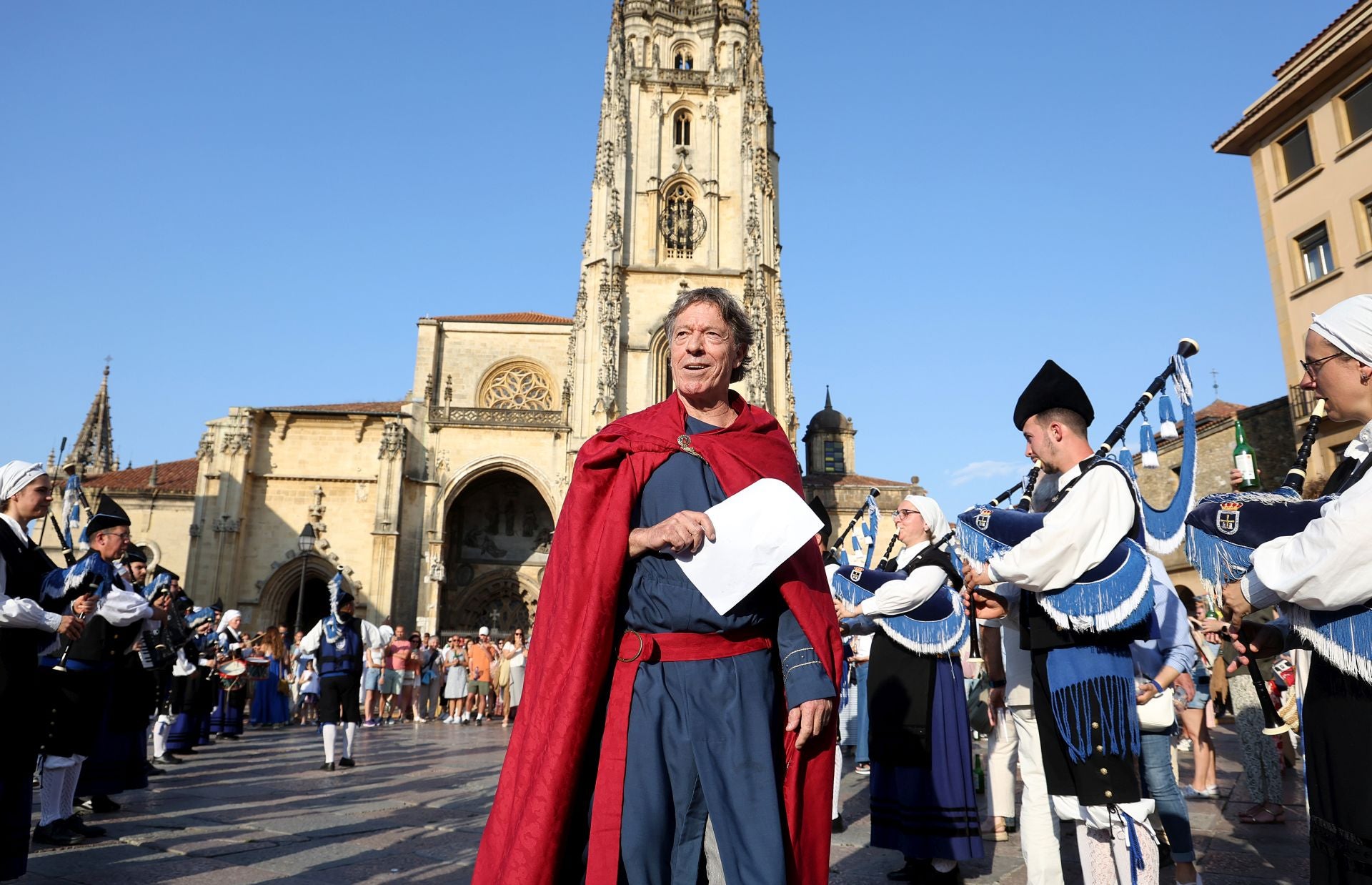 Escanciado simultáneo en Oviedo en homenaje a la cultura sidrera