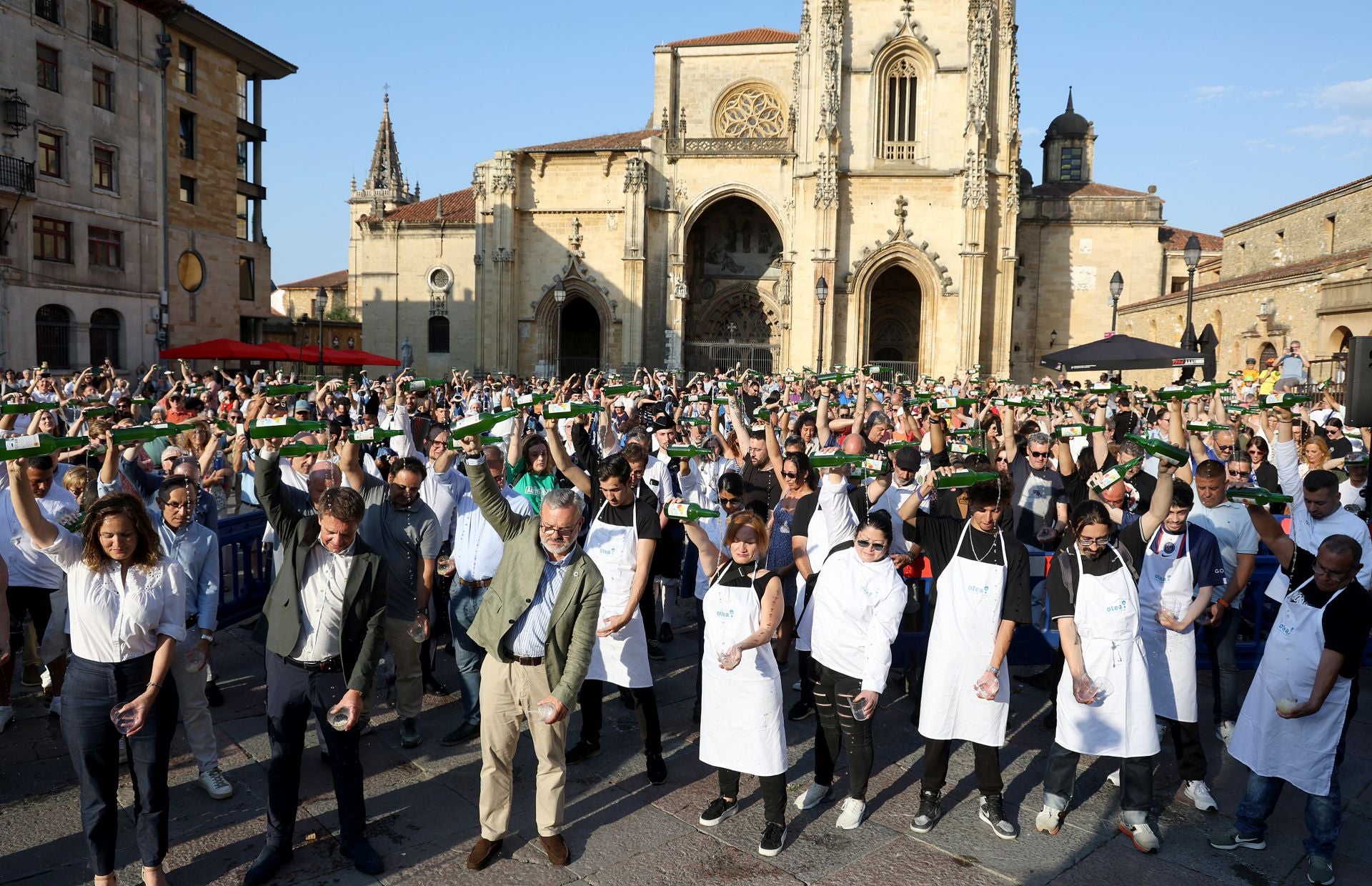Escanciado simultáneo en Oviedo en homenaje a la cultura sidrera