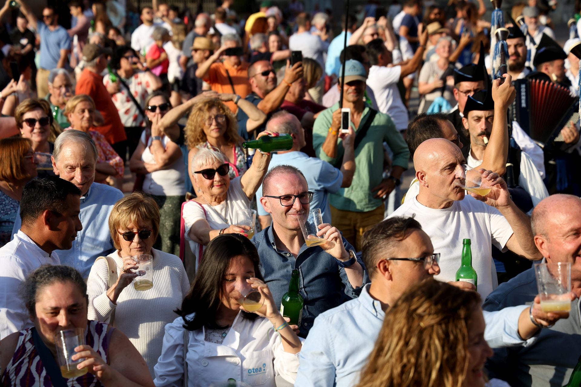 Escanciado simultáneo en Oviedo en homenaje a la cultura sidrera